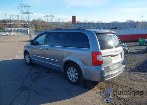 2015 Chrysler Town & Country Touring z USA, uszkodzony, nr VIN 2C4RC1BG7FR698443